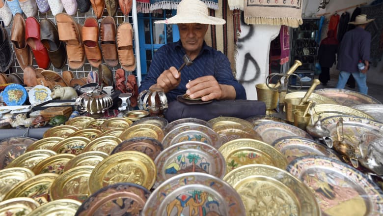 بالصور..تونس تحارب التقلبات السياسية والأمنية بأسواقها القديمة وأروع منتجاتها الحرفية والتقليدية