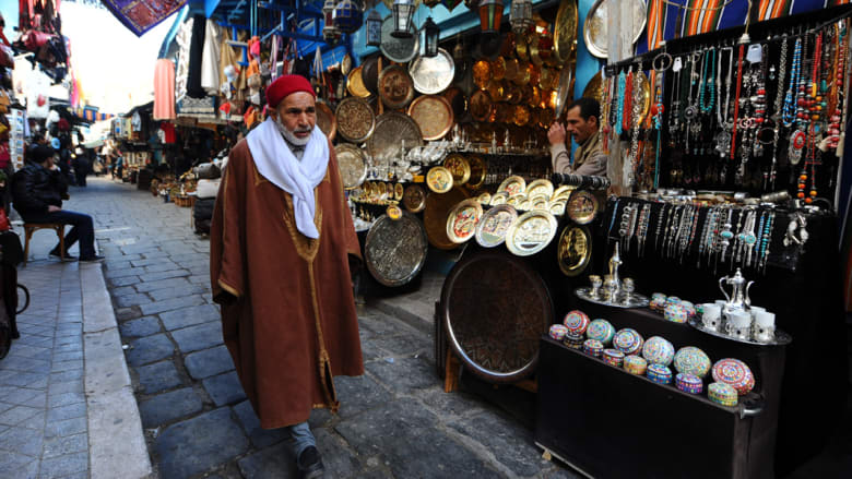 بالصور..تونس تحارب التقلبات السياسية والأمنية بأسواقها القديمة وأروع منتجاتها الحرفية والتقليدية