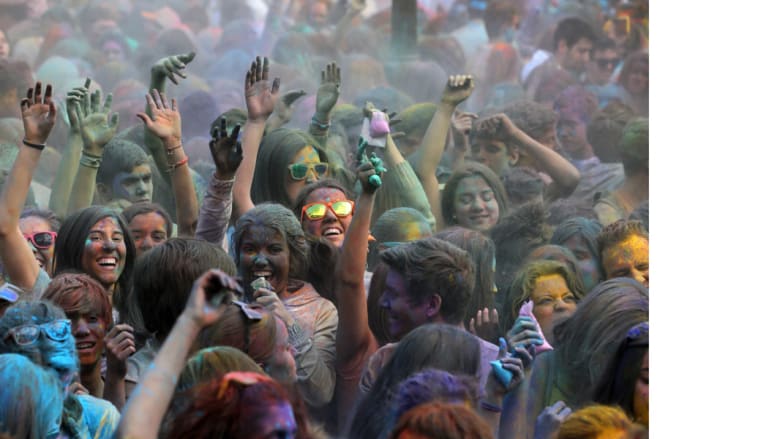 احتفالات الهندوس بمهرجان الألوان في إسبانيا
