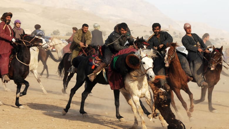 لعبة "بوزكشي" في أفغانستان ..لا قوانين تحكم سحل ذبيحة من الماعز لدائرة التهديف