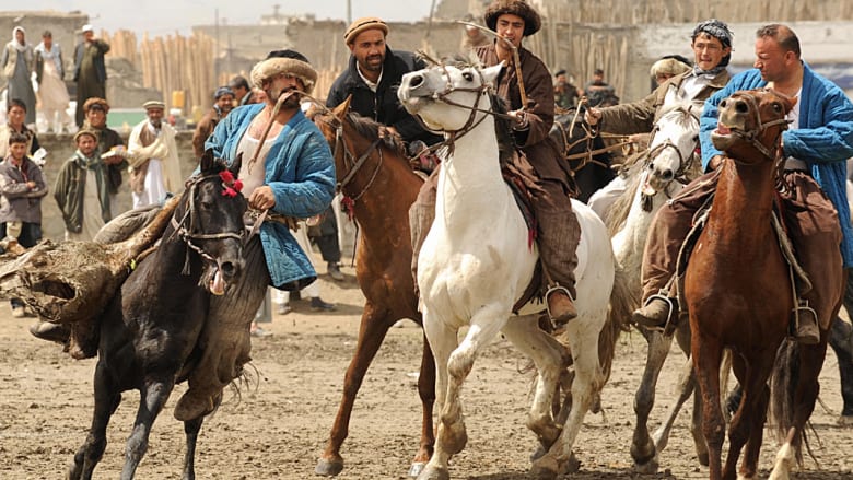 لعبة "بوزكشي" في أفغانستان ..لا قوانين تحكم سحل ذبيحة من الماعز لدائرة التهديف