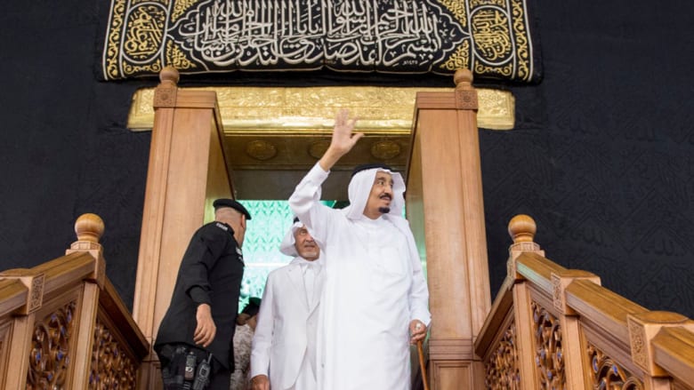 خادم الحرمين الشريفين الملك سلمان يزور المسجد الحرام بمكة المكرمة