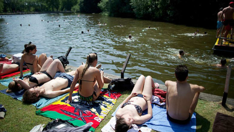 أين يذهب البريطانيون للسباحة بالصيف؟ تعرفوا على أول بركة خارجية للاستعمال العام