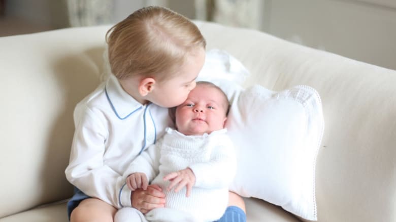 أول صور من بريطانيا للأميرة الوليدة شارلوت وشقيقها الأمير جورج