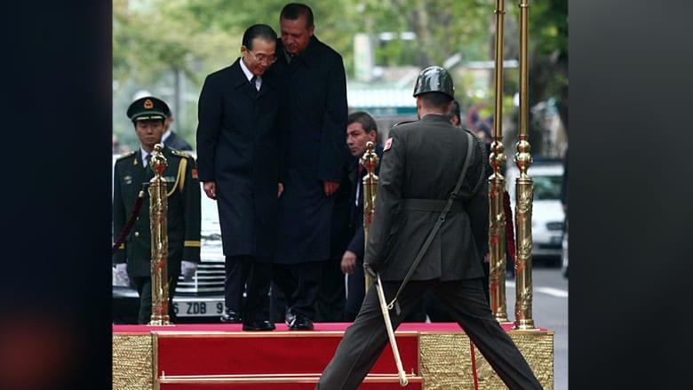 أردوغان مع رئيس مجلس الدولة الصيني ون جيا باو خلال مراسم الترحيب في أنقرة