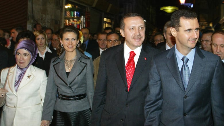 أردوغان وزوجته مع الرئيس السوري بشار الأسد وزوجته في زيارة للبلدة القديمة في دمشق في 22 ديسمبر 2004