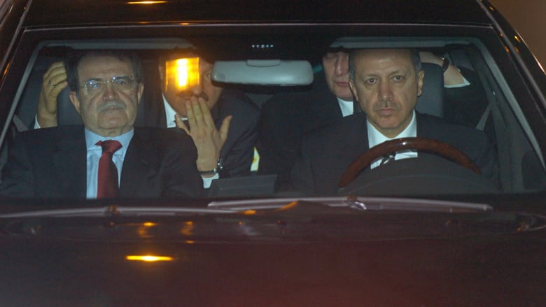 أردوغان يقود السيارة عبر نفق جبل بولو مع رئيس الوزراء الايطالي رومانو برودي. النفق يربط المركز التجاري لاسطنبول بالعاصمة أنقرة
