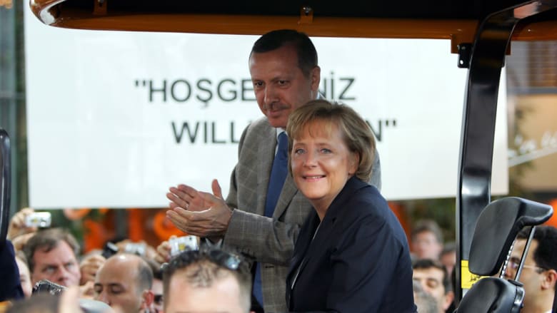 ميركل وأردوغان على جرار خلال معرض هانوفر بالمانيا في 16 أبريل 2007