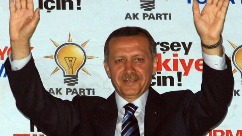 أردوغان يحتفل بالنتائج الاولية للانتخابات الوطنية أمام مركز الحزب في 22 يوليو 2007 في أنقرة