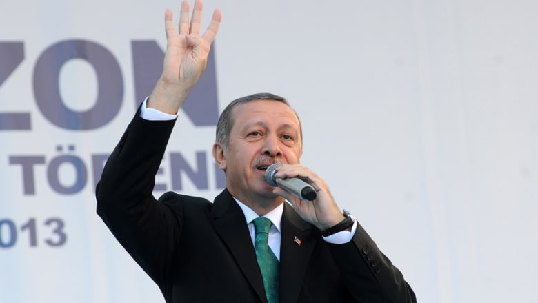 أردوغان يرفع شارة "رابعة" التي استخدمها أنصار الرئيس المصري المخلوع محمد مرسي