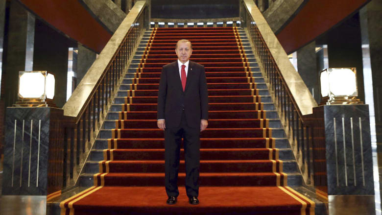 أردوغان داخل قصر الرئاسة الجديد والذي أثير الكثير من الجدل حوله