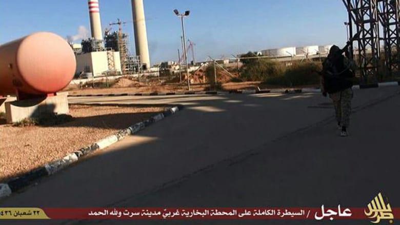 داعش يزعم سيطرته على كامل مدينة سرت بليبيا.. وينشر صورا لعناصره بداخل محطة طاقة