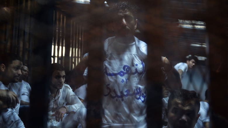 مصر: الإعدام لـ11 متهما والسجن لآخرين والبراءة لـ21 بقضية "مجزرة استاد بورسعيد"