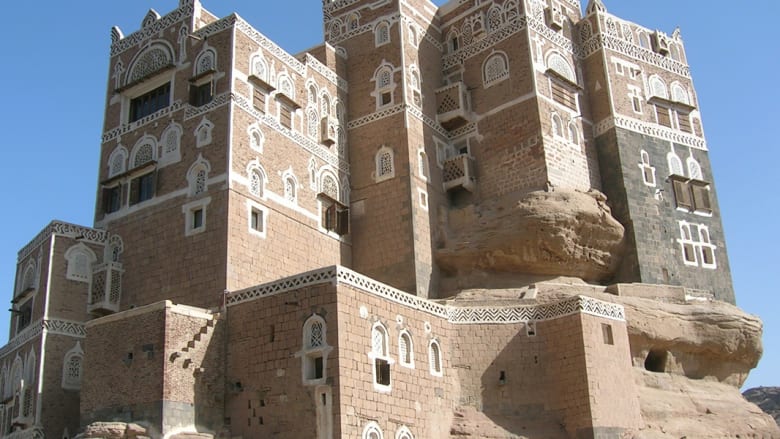صنعاء القديمة .. موقع للتراث العالمي تخلده الصور وتهدده الحرب