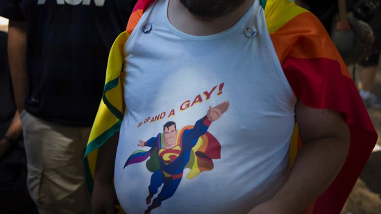 شاهد.. عشرات الألوف يشاركون في مهرجان المثليين بتل أبيب