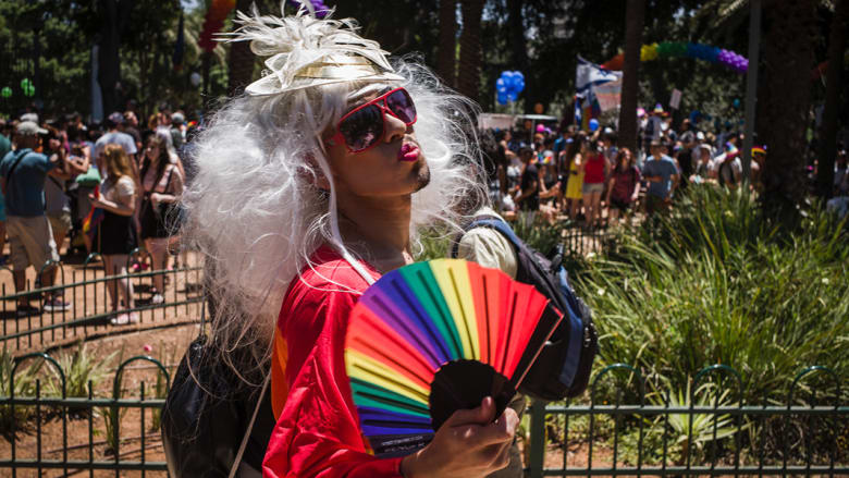 شاهد.. عشرات الألوف يشاركون في مهرجان المثليين بتل أبيب