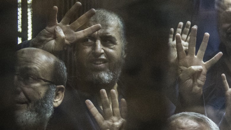 ابنة الشاطر تعتبر تهمة التخابر مع حماس "فخر".. ونجل مرسي يسخر بـ"احنا اترعبنا" وتحذيرات من "أبواب الشر"