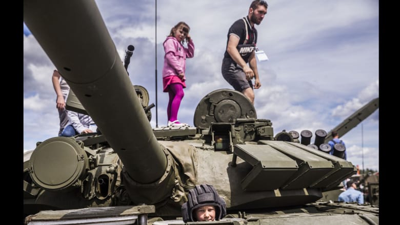 منتزه روسي عسكري للتسلية..الأطفال يركبون الدبابات ويلهون بمدافع حقيقية