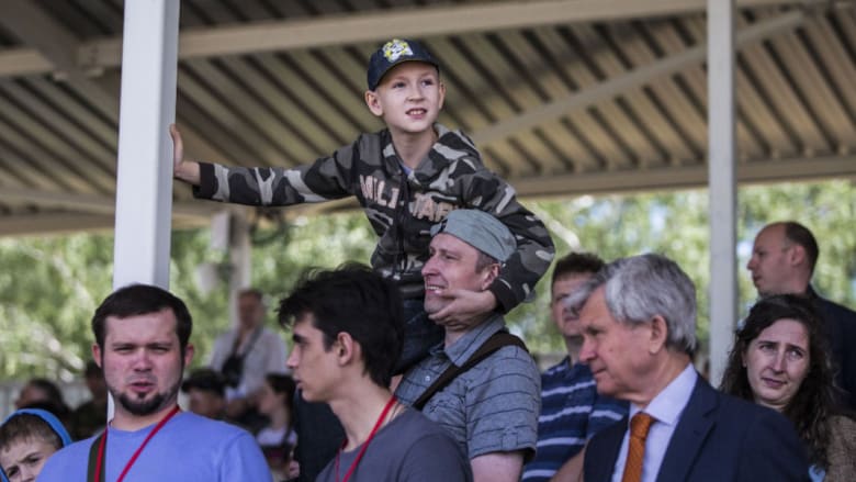 منتزه روسي عسكري للتسلية..الأطفال يركبون الدبابات ويلهون بمدافع حقيقية