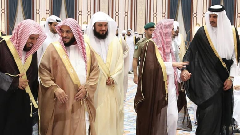 أمير قطر يستقبل المشايخ على مأدبة إفطار