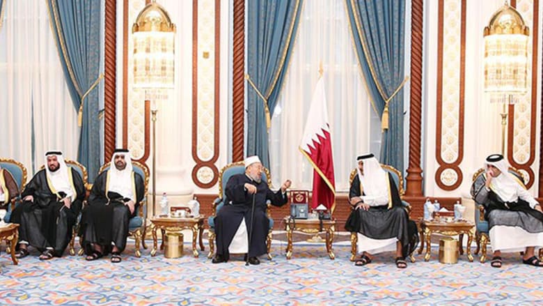 القرضاوي بجانب أمير قطر