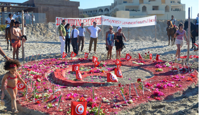 السياح والجنود والورود على شاطئ مرحبا بمدينة سوسة بعد هجوم الجمعة الدامي