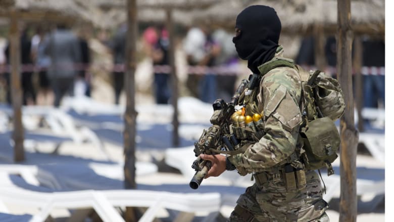 السياح والجنود والورود على شاطئ مرحبا بمدينة سوسة بعد هجوم الجمعة الدامي