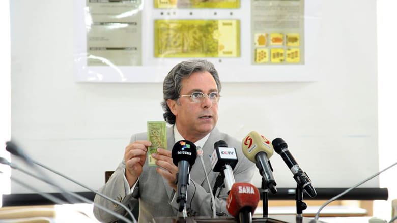 حاكم مصرف سورية المركزي أديب ميالة أثناء المؤتمر الصحفي