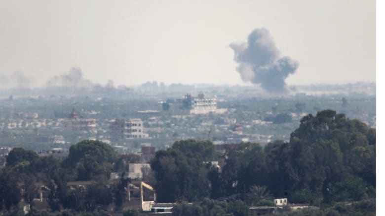 صورة التقطت من رفح الفلسطينية في جنوب قطاع غزة للدخان المتصاعد من شمال سيناء بعد الاشتباكات بين الجيش المصري والجماعات المتطرفة الموالية لتنظيم "داعش"، 2 يوليو/ تموز 2015