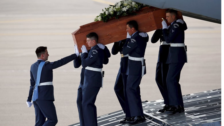 بريطانيا تقف حدادا على ضحاياها في هجوم تونس