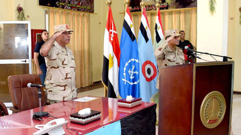 بالصور.. السيسي يزور سيناء بالزي العسكري بعد الهجمات الدامية