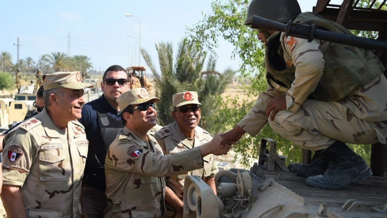 بالصور.. السيسي يزور سيناء بالزي العسكري بعد الهجمات الدامية