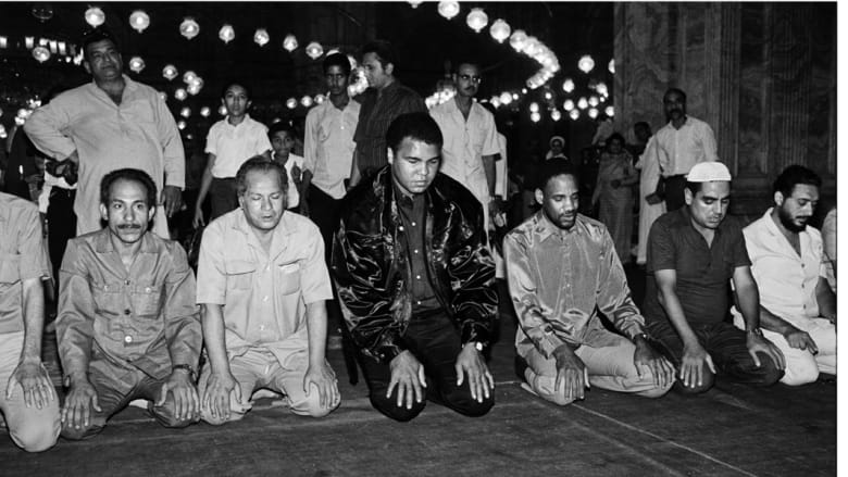 بطل العالم في الوزن الثقيل بالملاكمة، محمد علي، يؤدي الصلاة في مسجد محمد علي باشا في القاهرة، 5 أكتوبر/ تشرين الأول 1986
