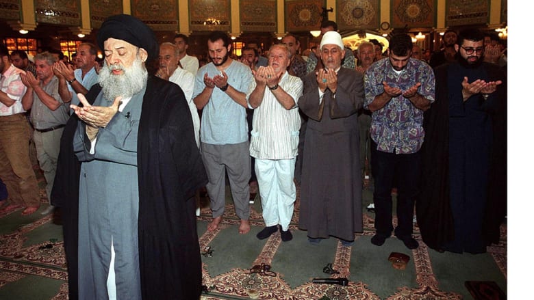 محمد حسين فضل الله الزعيم الشيعي اللبناني يؤدي صلاة الكسوف في الضاحية الجنوبية لبيروت 2 أغسطس/ آب 1999