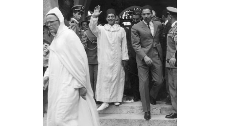 عاهل المغرب السابق الحسن الثاني يغادر مسجدا في باريس بعد أداء صلاة الجمعة ، أكتوبر/ تشرين الأول 1965