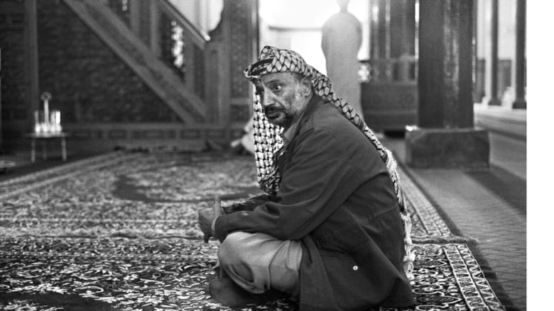 رئيس منظمة التحرير الفلسطينية ياسر عرفات في أحد المساجد في غينيا خلال جنازة الرئيس الغيني أحمد سيكو توري 30 مارس/ آذار 1984