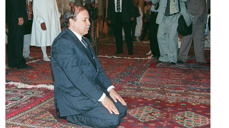 الرئيس الجزائري عبدالعزيز بوتفليقة يؤدي الصلاة في جامع الزيتونة خلال زيارته لتونس، 29 يونيو/ حزيران 2000