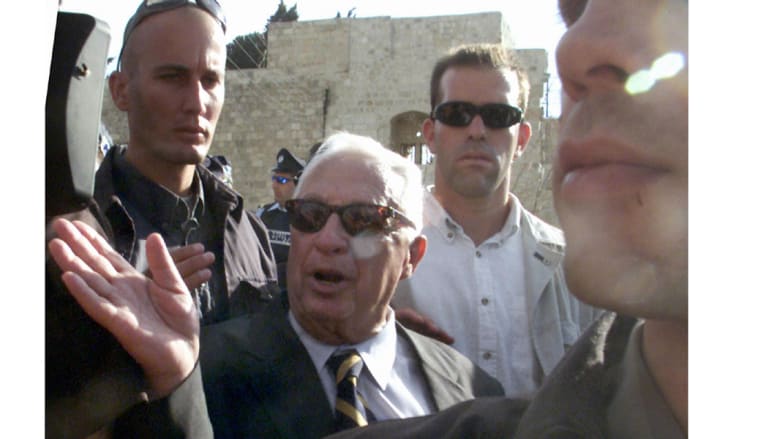 زيارة رئيس الوزراء الإسرائيلي أرئيل شارون إلى المسجد الأقصى التي تسببت في غشعال الانتفاضة الفلسطينية 28 سبتمبر/ أيلول 2000