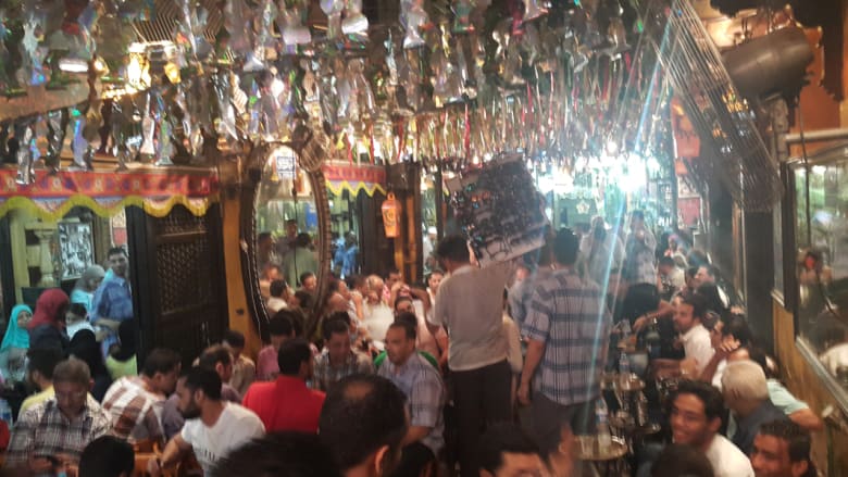 مقهى "الفيشاوي" يُلهم نجيب محفوظ..وآلاف المصريين في رمضان 