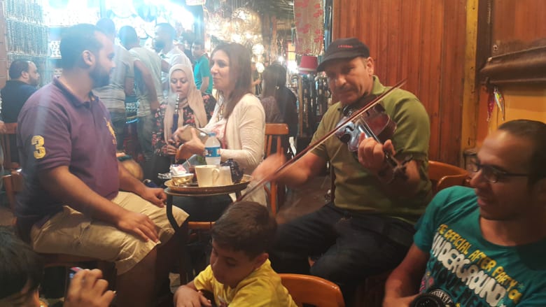 مقهى "الفيشاوي" يُلهم نجيب محفوظ..وآلاف المصريين في رمضان 