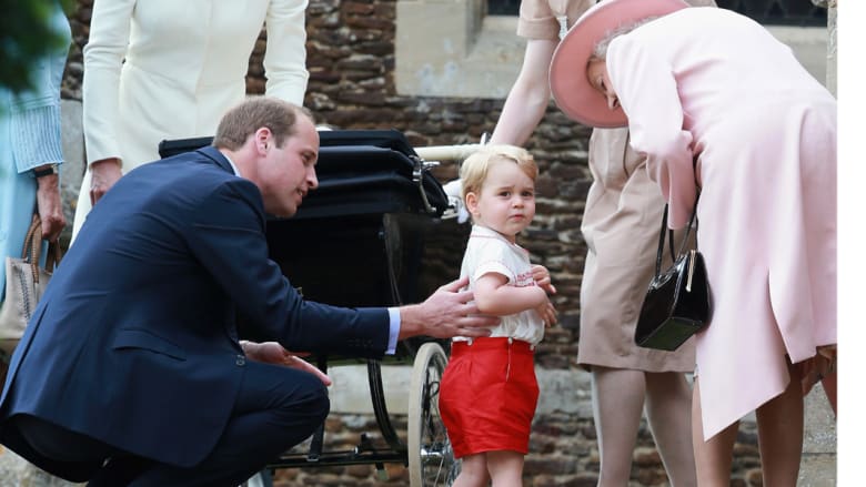 الأمير جورج مع الملكة ووالده الأمير وليام