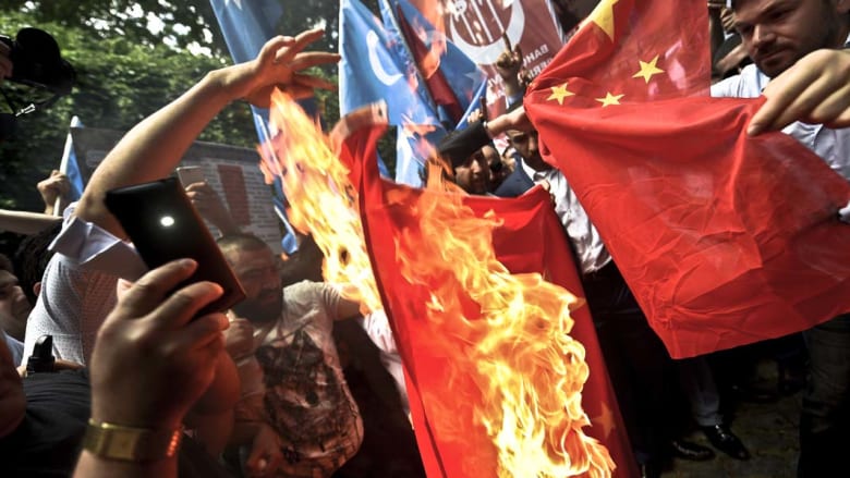 الصين تحذر رعاياها في تركيا بعد مظاهرات غاضبة نددت بـ"منع مسلمي الإيغور" من الصيام