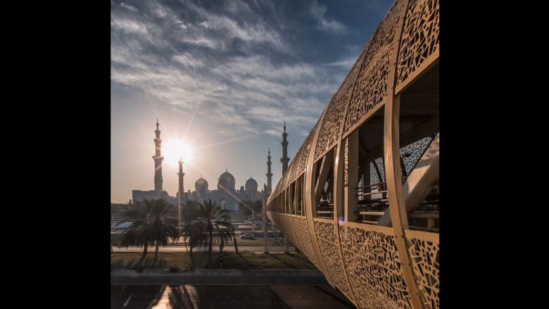 صورة التقطت عن بعد لمسجد الشيخ زايد في العاصمة الإماراتية أبوظبي