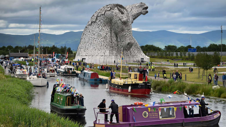 تمثالان عملاقان في اسكتلندا يخلدان جمال الخيول
