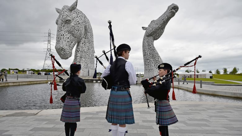 تمثالان عملاقان في اسكتلندا يخلدان جمال الخيول