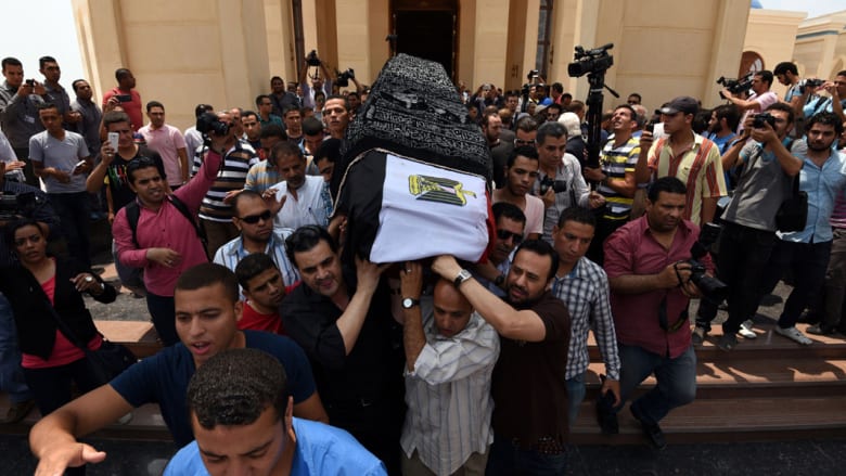 تشييع "لورانس العرب" إلى مثواه الأخير بمقابر "السيدة نفيسة" في القاهرة