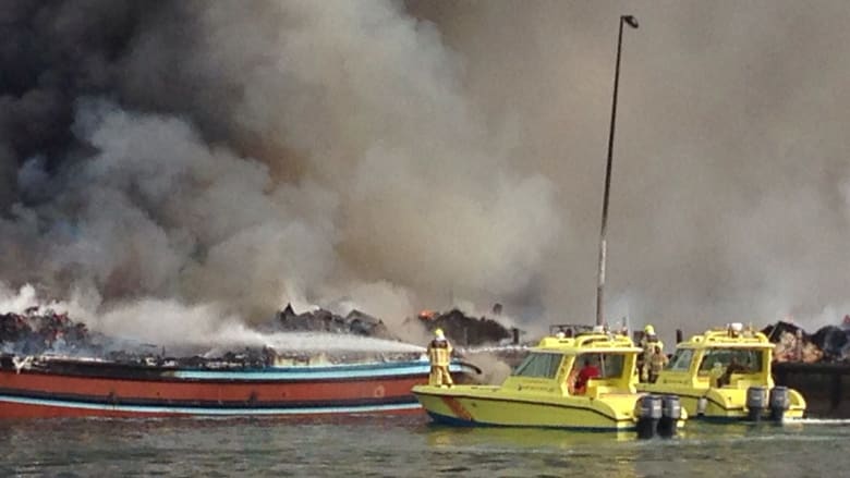 بالصور .. حريق مركبين في ميناء الخور وفرق إطفاء دبي تكافح لمنع انتشاره