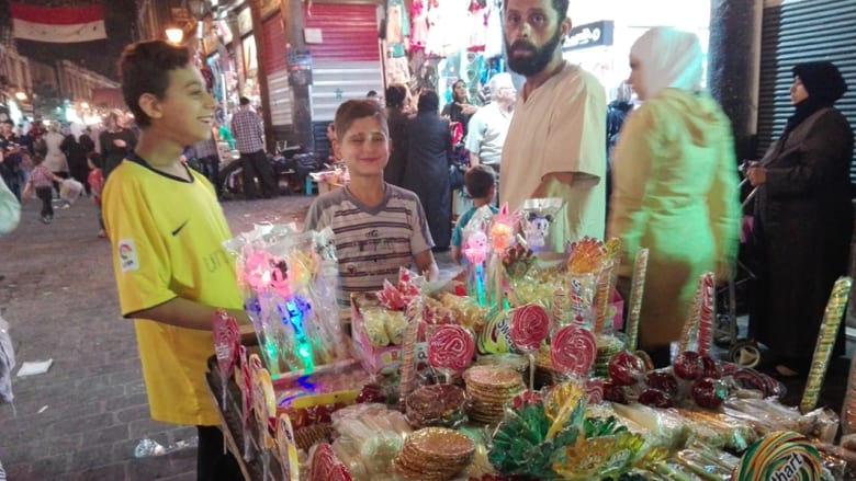  بالصور من سوق "الحميدية" في دمشق.. الثانية بعد منتصف الليل