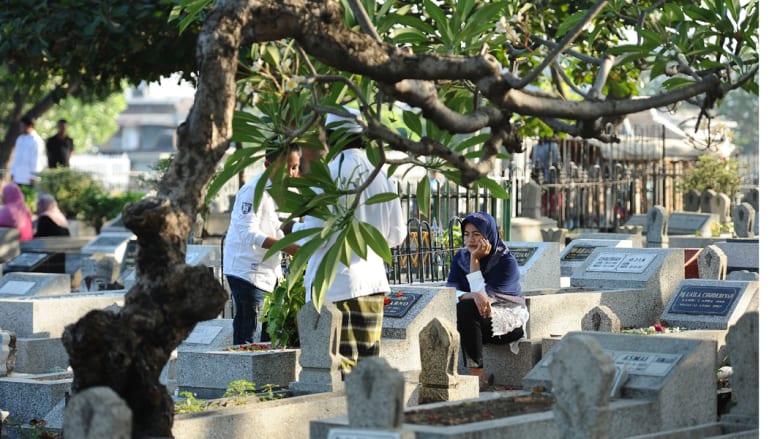 زيارة المقابر في العيد - إندونيسيا
