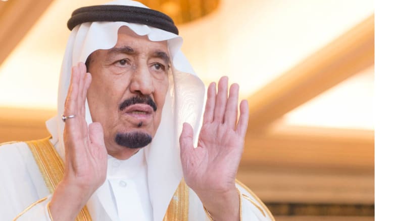 العاهل السعودي الملك سلمان يؤدي صلاة العيد في المسجد الحرام بمكة المكرمة